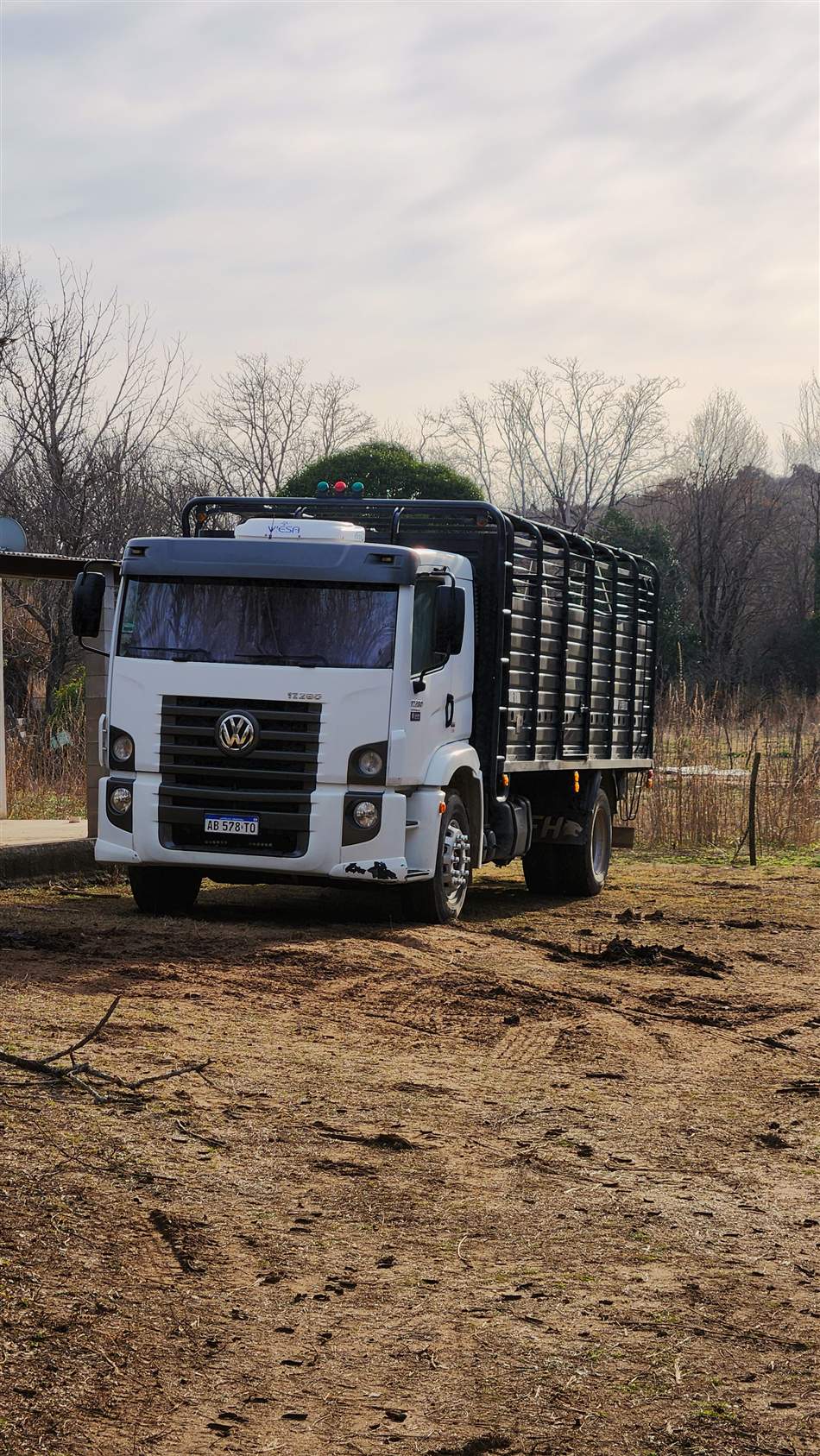 Camión Volkswagen de Marventto en camino de tierra